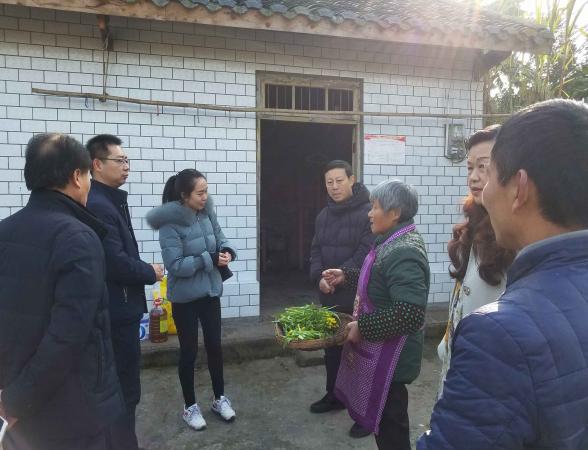 市國投集團(tuán)公司領(lǐng)導(dǎo)帶隊到第一書記駐點村 走訪慰問貧困戶 宣講黨的十九大精神 市國投集團(tuán)公司領(lǐng)導(dǎo)帶隊到第一書記駐點村 走訪慰問貧困戶 宣講黨的十九大精神